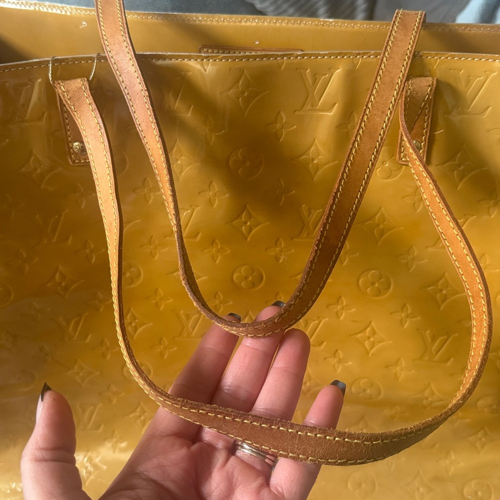 Louis Vuitton Reed GM Tote/
Vernis 2001 Yellow- Preowned w/ callouts - Picture 10 of 11